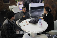 购房直通车雨天不停歇 陪老夫妻去看房